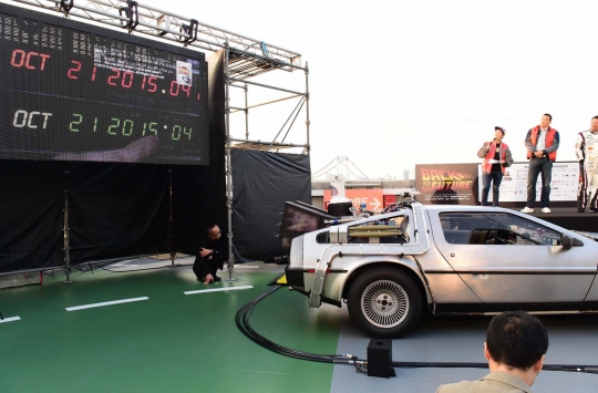 Keren, mobil berbahan baju bekas ala film Back to the Future