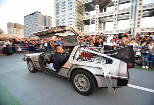 Keren, mobil berbahan baju bekas ala film Back to the Future