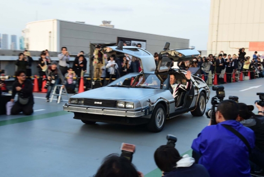 Keren, mobil berbahan baju bekas ala film Back to the Future