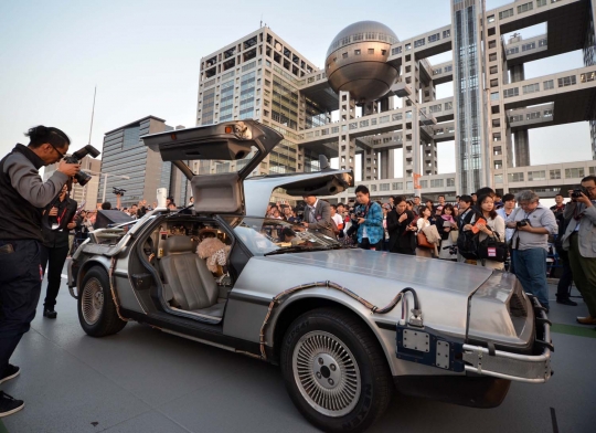 Keren, mobil berbahan baju bekas ala film Back to the Future