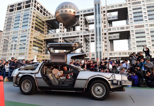 Keren, mobil berbahan baju bekas ala film Back to the Future