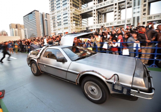 Keren, mobil berbahan baju bekas ala film Back to the Future