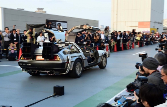 Keren, mobil berbahan baju bekas ala film Back to the Future