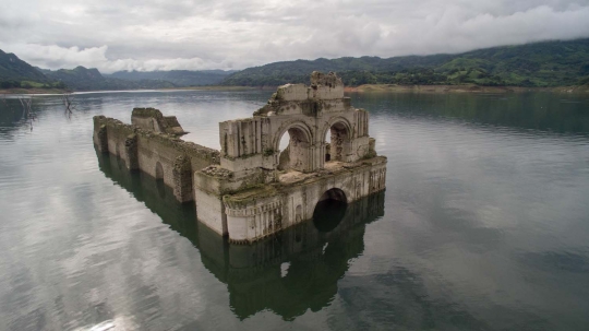 Gereja berusia 400 tahun di Meksiko ini muncul dari air