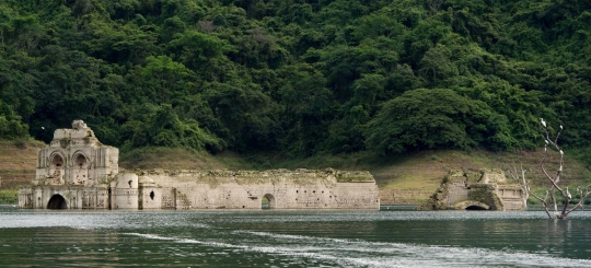 Gereja berusia 400 tahun di Meksiko ini muncul dari air