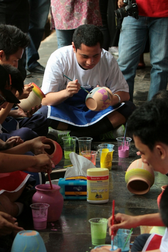 Anak berkebutuhan khusus unjuk kreativitas dengan menghias keramik