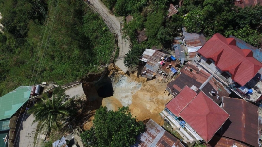 Mengerikan, lubang raksasa ini telan empat rumah warga