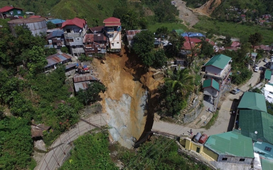 Mengerikan, lubang raksasa ini telan empat rumah warga