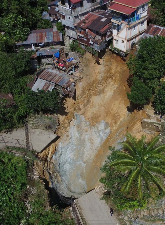 Mengerikan, lubang raksasa ini telan empat rumah warga