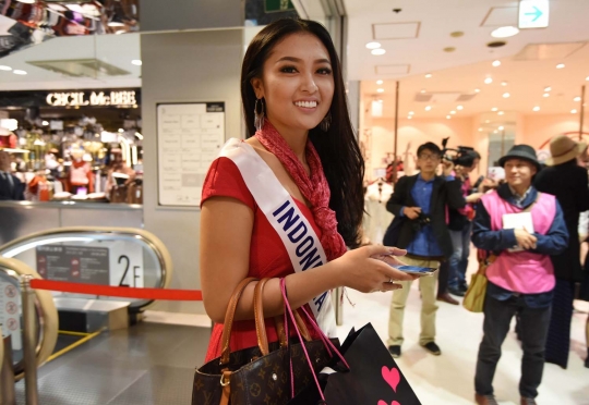 Aksi Chintya Fabiola dan kontestan Miss International keliling Tokyo