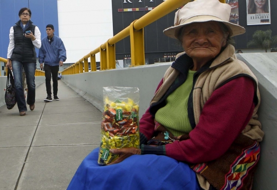 Kisah haru nenek 78 tahun jualan permen demi kebutuhan hidup