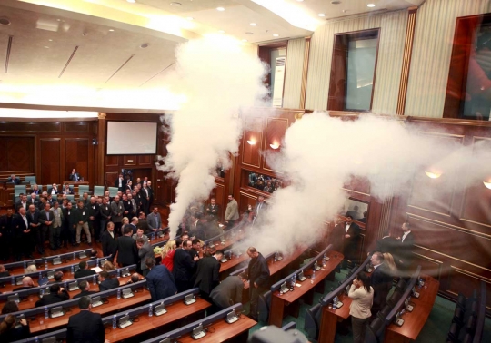 Rapat Parlemen di Kosovo diwarnai gas air mata