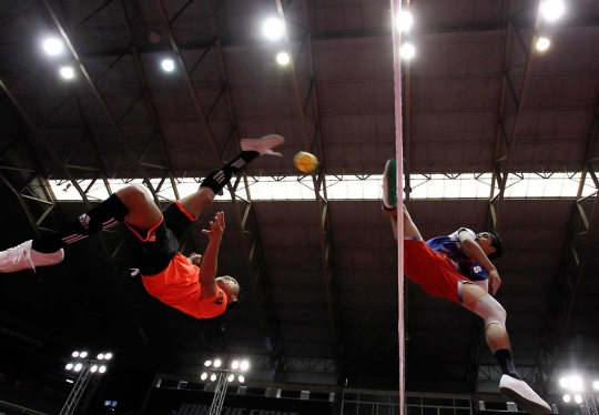 Salto-salto memukau para atlet takraw di kejuaraan ISTAF 2015