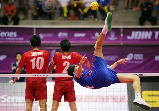 Salto-salto memukau para atlet takraw di kejuaraan ISTAF 2015