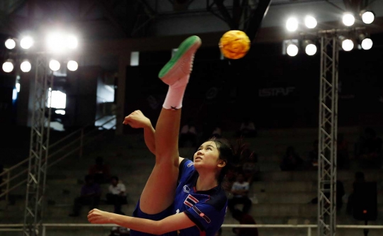 Salto-salto memukau para atlet takraw di kejuaraan ISTAF 2015