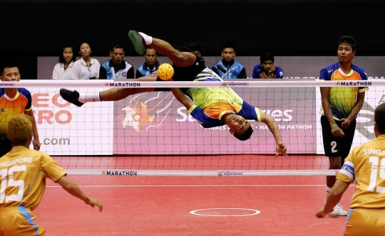 Salto-salto memukau para atlet takraw di kejuaraan ISTAF 2015