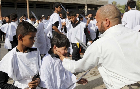 Keekstreman para bocah Timur Tengah ikuti ritual Asyura