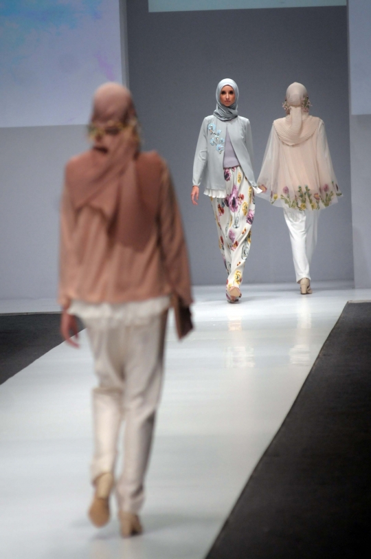 Keanggunan busana muslim cantik karya desainer ternama di JFW 2016