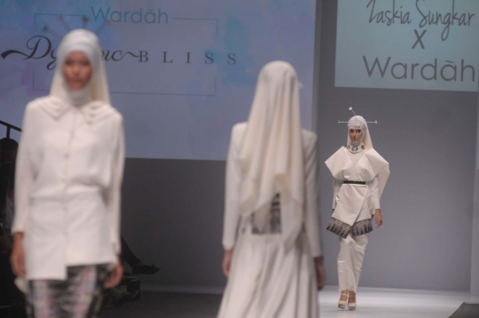 Keanggunan busana muslim cantik karya desainer ternama di JFW 2016