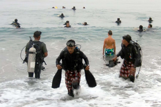 Ini aksi mengagumkan prajurit TNI menari kecak di dasar laut