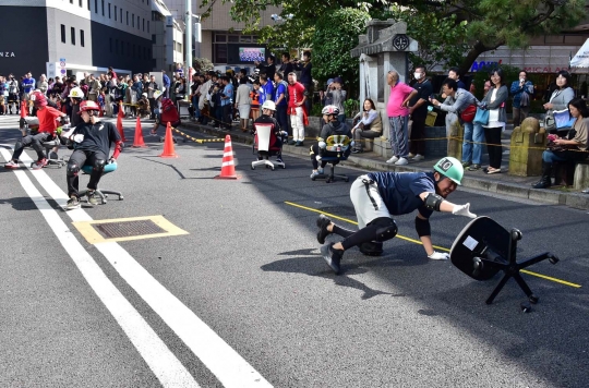 Unik dan lucunya balapan kursi kantor ala karyawan Jepang