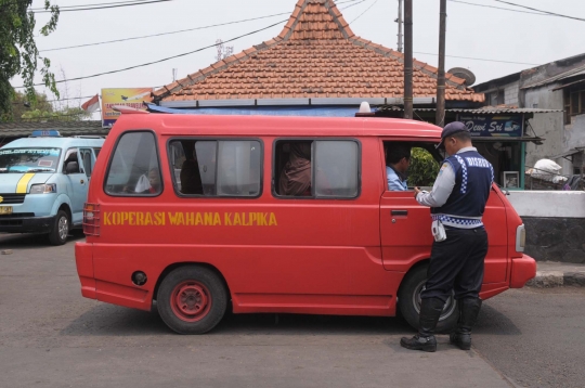 Dishub razia angkutan umum di Terminal Pasar Minggu