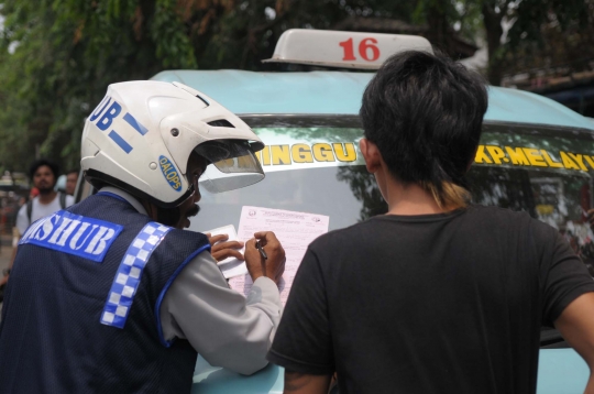 Dishub razia angkutan umum di Terminal Pasar Minggu