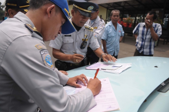 Dishub razia angkutan umum di Terminal Pasar Minggu