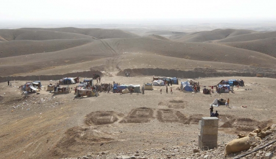 Berlindung dari ISIS di balik tenda pengungsian