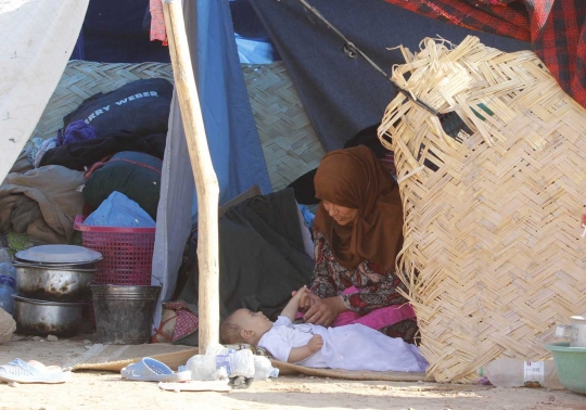 Berlindung dari ISIS di balik tenda pengungsian