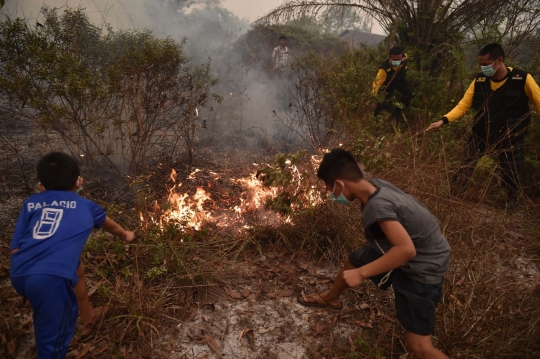 Perjuangan warga padamkan kebakaran hutan dengan alat seadanya