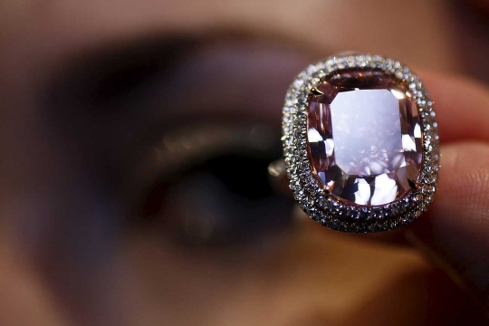 Berlian merah muda 16,08 karat ini dilelang ratusan miliar