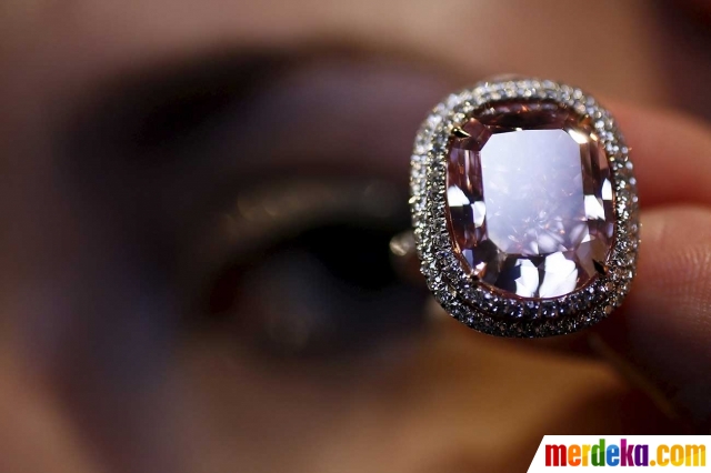 Foto : Berlian merah muda 16,08 karat ini dilelang ratusan 