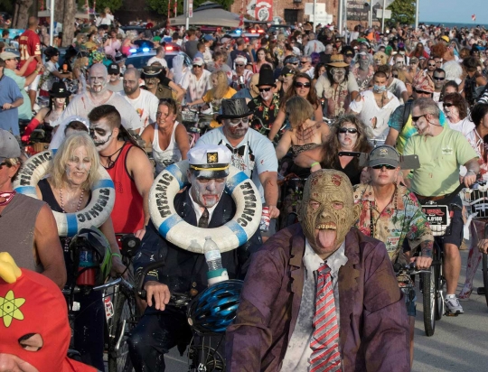 Ribuan 'zombie' bersepeda bikin heboh jalanan Florida