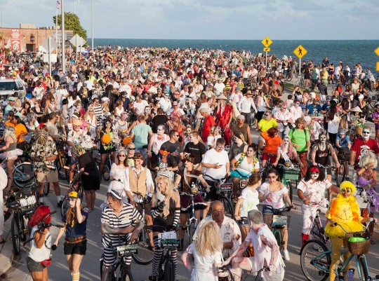 Ribuan 'zombie' bersepeda bikin heboh jalanan Florida