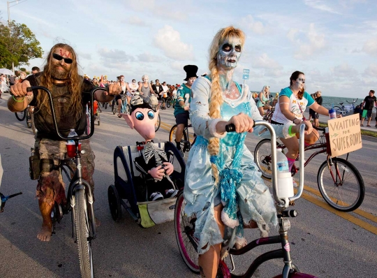 Ribuan 'zombie' bersepeda bikin heboh jalanan Florida