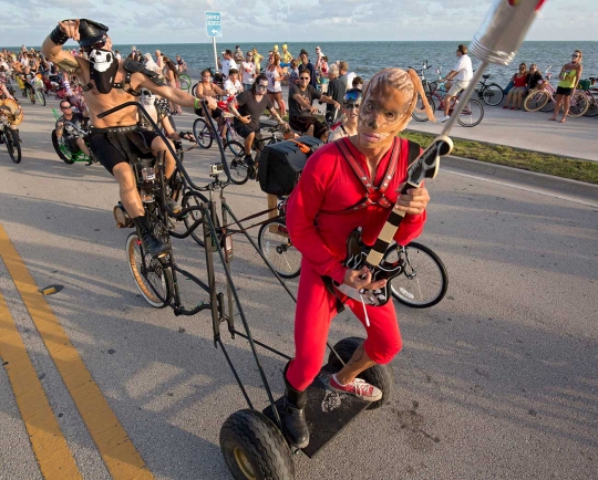 Ribuan 'zombie' bersepeda bikin heboh jalanan Florida