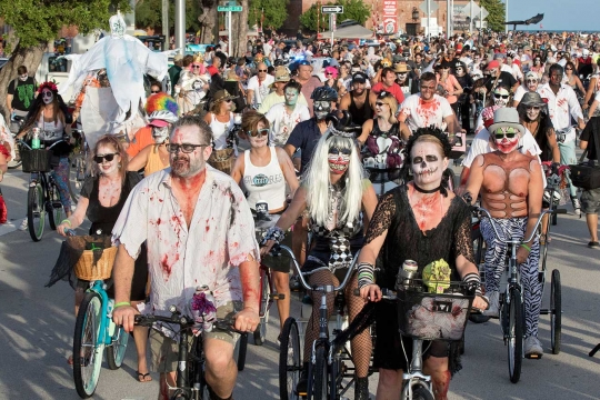 Ribuan 'zombie' bersepeda bikin heboh jalanan Florida