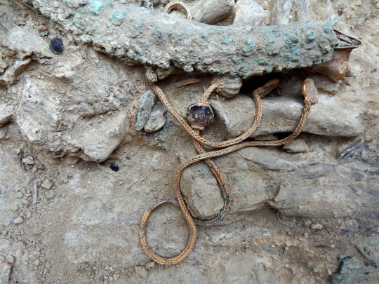 Kalung emas era Troya ditemukan di makam berusia 3.500 tahun