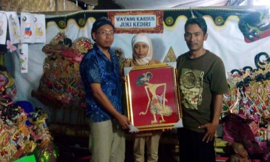 Kisah Juki, lestarikan budaya lewat wayang kardus