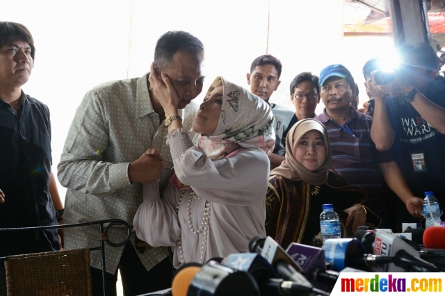 Foto : Didampingi suami, Arzetty klarifikasi penggerebekan 