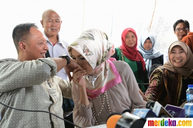 Foto : Didampingi suami, Arzetty klarifikasi penggerebekan 