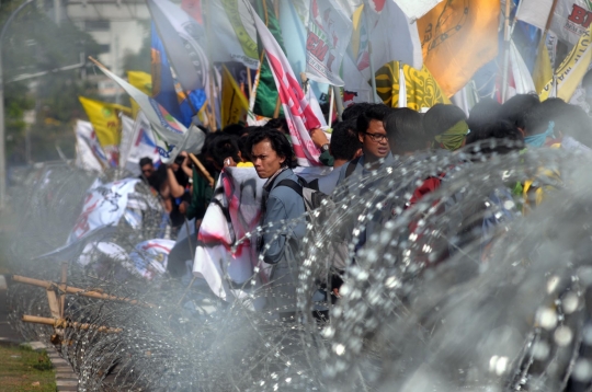 Ratusan mahasiswa gelar 'Sidang Rakyat' di depan Istana Merdeka