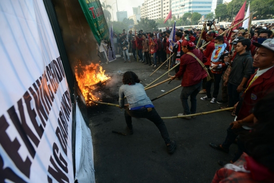 Aksi vandalisme mahasiswa peringati Sumpah Pemuda di DPR