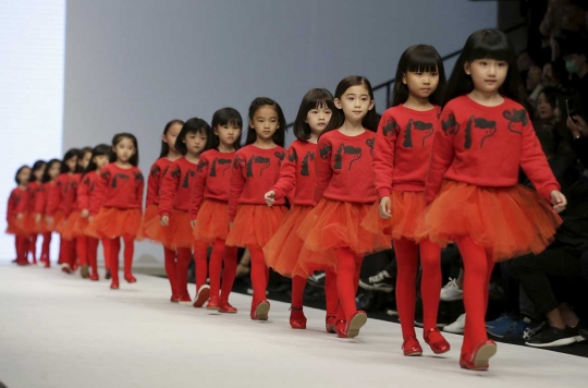 Aksi model-model cilik di China Fashion Week