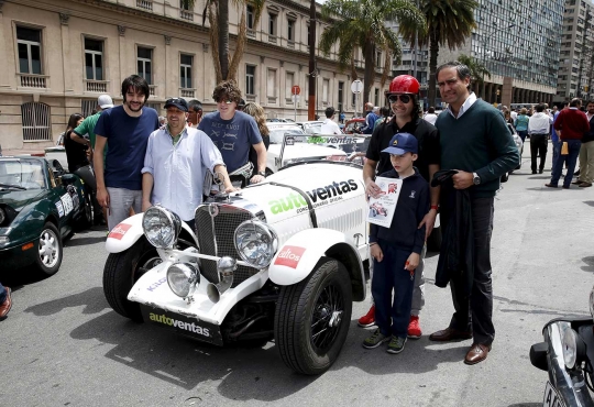 Ajang balap mobil klasik 1.000 mil di Uruguay