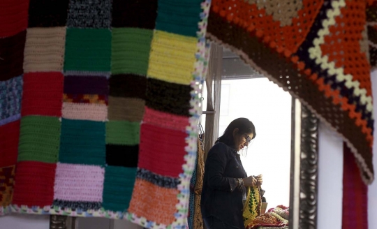 Wanita Kosta Rika bikin selimut rajut untuk pengungsi di Suriah