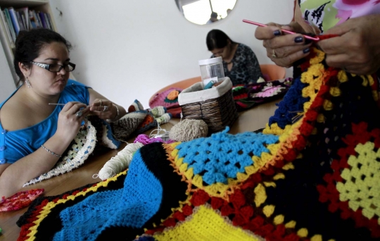 Wanita Kosta Rika bikin selimut rajut untuk pengungsi di Suriah
