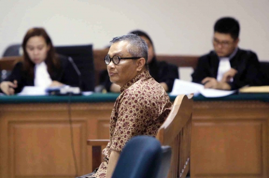 Sidang perdana Alex Usman terkait korupsi UPS