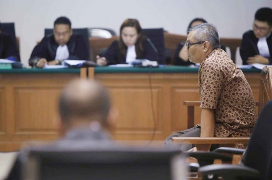 Sidang perdana Alex Usman terkait korupsi UPS